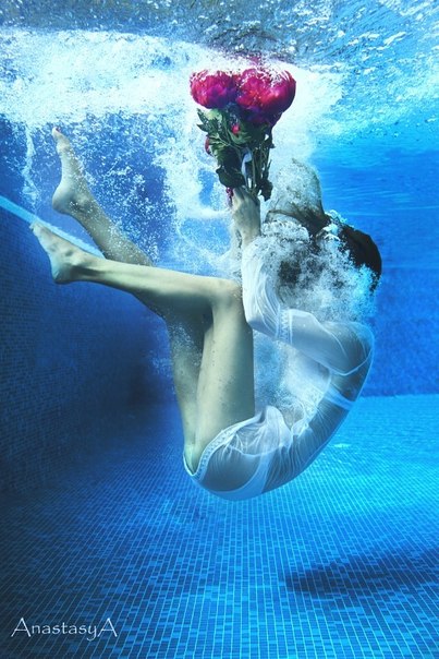 Наши профиссиональные стилисты создадут вам образ сирены, которая в древнегреческой мифологии представляет собой манящую, но очаровательную красоту. 03