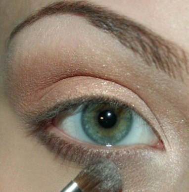 Если вы хотите зрительно увеличить глаза, тогда придётся убрать все темные оттенки теней, так как они делают глаза глубже посаженными, в то время как светлые оттенки создают обратный эффект, увеличивающий глаза и “раскрывающий” их. 04