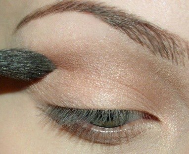 Если вы хотите зрительно увеличить глаза, тогда придётся убрать все темные оттенки теней, так как они делают глаза глубже посаженными, в то время как светлые оттенки создают обратный эффект, увеличивающий глаза и “раскрывающий” их. 02