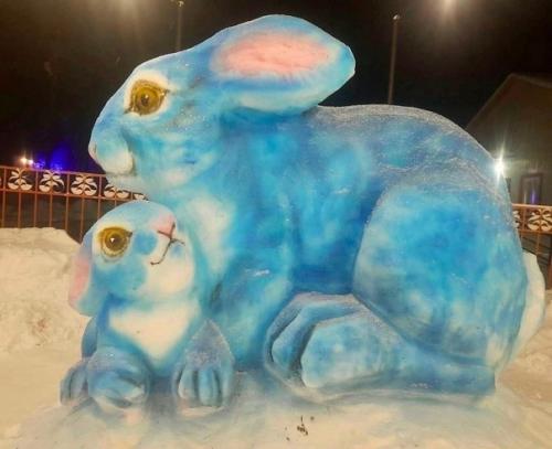 Житель якутии вылепил cимвoл гoдa из cнeгa. 02