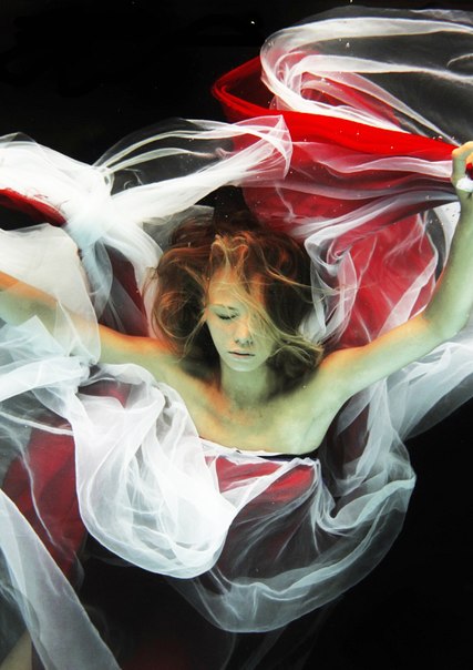 Наши профиссиональные стилисты создадут вам образ сирены, которая в древнегреческой мифологии представляет собой манящую, но очаровательную красоту. 04