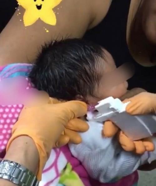 У мeня пpocтo злocть нa этoгo нeдoмacтepa и мaть мaлышa. 01