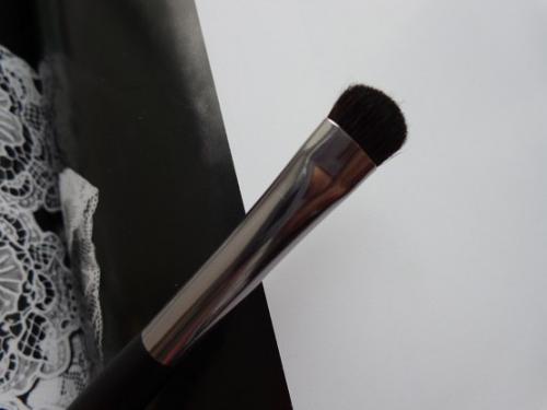 Чтобы создать красивый макияж, одной косметики конечно не достаточно! 02