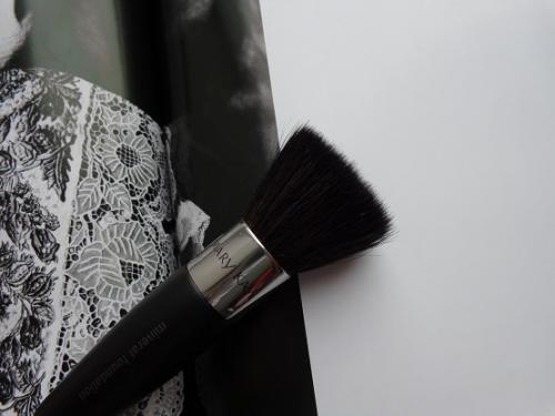 Чтобы создать красивый макияж, одной косметики конечно не достаточно! 01