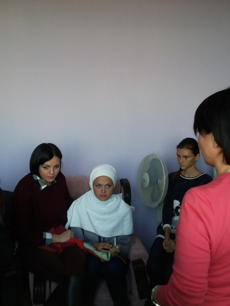 Вновь собравшись уже за родным столом, девушки обсудили тему Диетология. 03