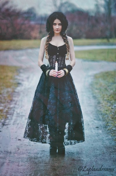 Москва.  Ищу миниатюрную модель брюнетку на 11-12 октября на пленерную тфп съемку в парке для воплощения интересной идеи. 01