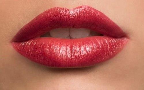 Внимание!  Только в том случае, если глаза ассоциируются с зеркалом души, то женские губы у мужчин говорят о женской сексуальности. 01