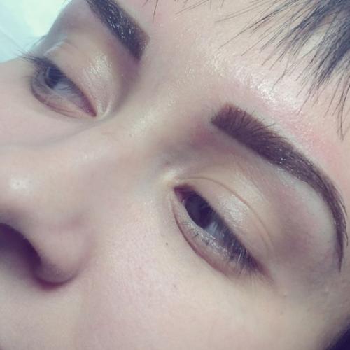 Перманентный макияж бровей позволяет скорректировать форму, цвет и размер бровей. 02