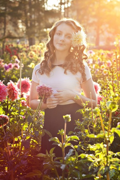 Википедия говорит, что осень - это одно из четырёх времен года, между летом и зимой. 04