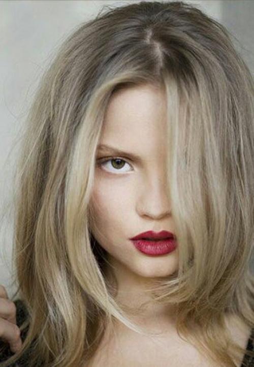 В макияже с красной помадой для брюнеток возможно использовать самые насыщенные и яркие оттенки красного. 02