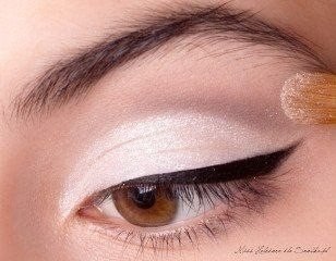 Фото-урок макияжа глаз, построенного на принципе контраста. 06