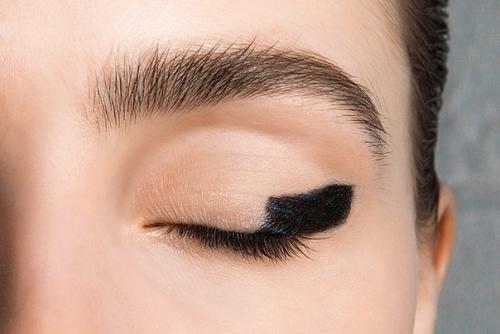 Чертили черными чернилами: темный макияж глаз с осенних показов. 05