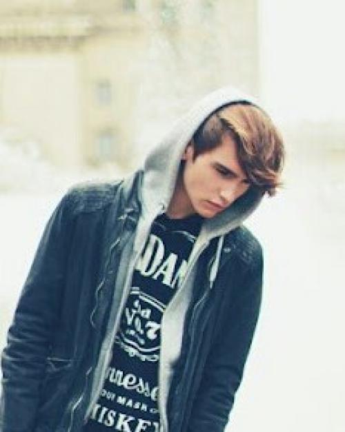 Я решила начать писать свой фанфик, но для начала, я просто опишу своих персов. 03