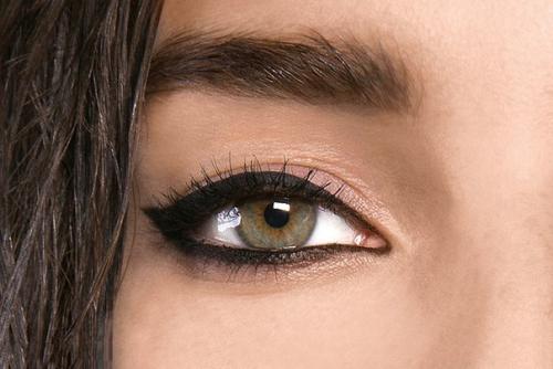 Чертили черными чернилами: темный макияж глаз с осенних показов. 01