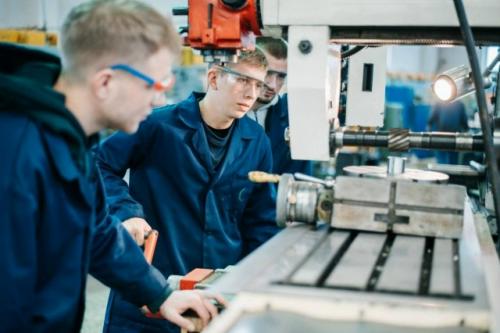 Выпускникам инженерных вузов предложили выдавать дипломы только после трёх лет работы.

