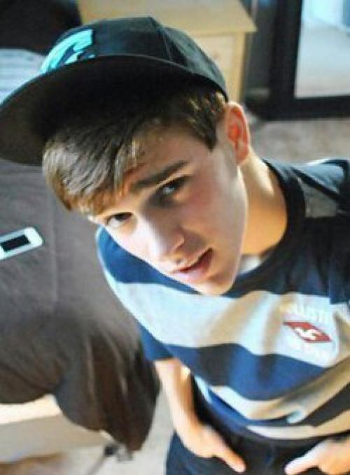 Я решила начать писать свой фанфик, но для начала, я просто опишу своих персов. 02