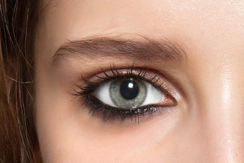 Чертили черными чернилами: темный макияж глаз с осенних показов. 04