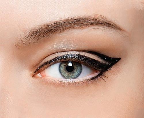 Чертили черными чернилами: темный макияж глаз с осенних показов. 02