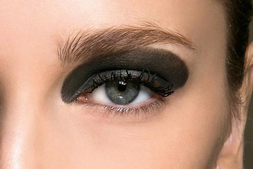 Чертили черными чернилами: темный макияж глаз с осенних показов. 03