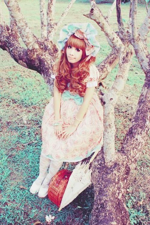 Разновидности лолит. Сладкая Лолита (Sweet Lolita/Amaloli) - обычно ее одежда мягких, пастельных тонов - розовая, лавандовая, мятная. 06 Разновидности лолит. Сладкая Лолита (Sweet Lolita/Amaloli) - обычно ее одежда мягких, пастельных тонов - розовая, лавандовая, мятная. 06