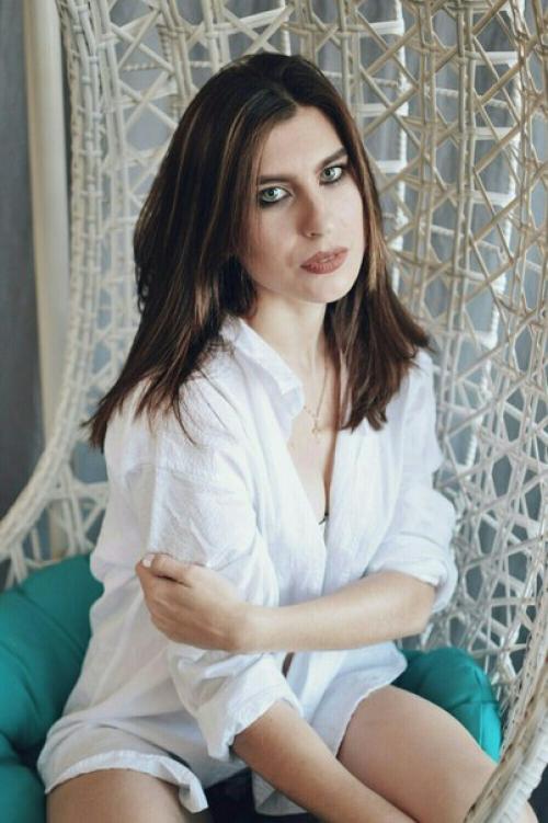 Я визажист?  И создаю прекрасный образы на праздники и фотосессии, так же сотрудничаю с фотографами. 04