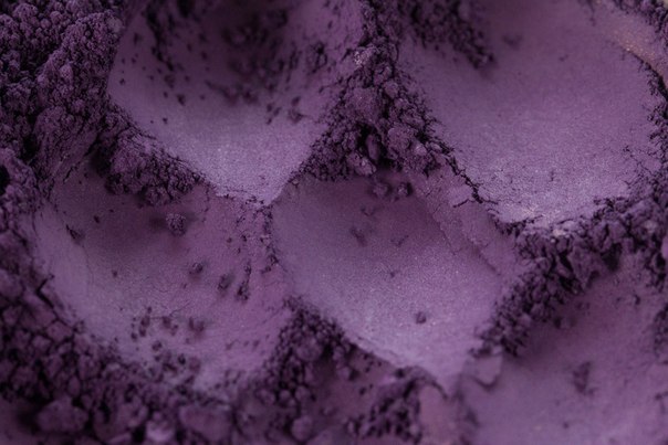 Всем привет!  Хочу рассказать вам о потрясающих тенях, которые уже давно занимают почетное место в моей косметичке. 01