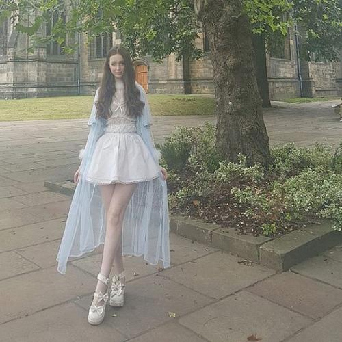 Интересное. Ханна Грегори - британская Барби, отпугивающая парней своей кукольной внешностью. 09