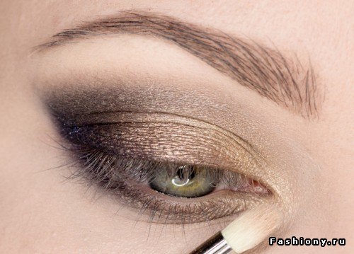 Пошаговый фото-урок макияжа в нежных оттенках фиолетового и золотого. 06