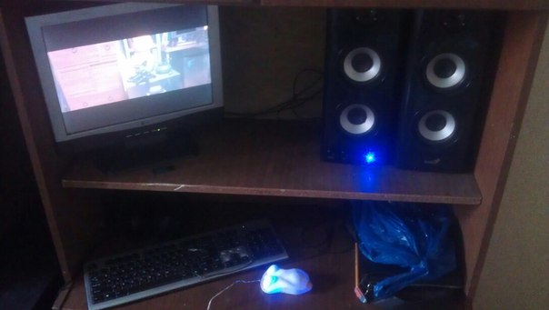 Телефон HTC Sensation Z710e, гиг оперативы, два ядра, экран Горила - Глаз, игры тянет норм, состояние отличное, экран и задняя панель в высоком идеале, в целом комплекте зарядка, наушники и флэшка микро сд по необходимости, продам 4000, возможен торг. 04