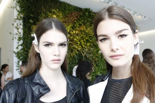 Этой весной в моду снова вернутся стрелки, но в отличие от прошедшего года, их можно будет наносить одновременно и на нижнее и на верхнее веко. 01