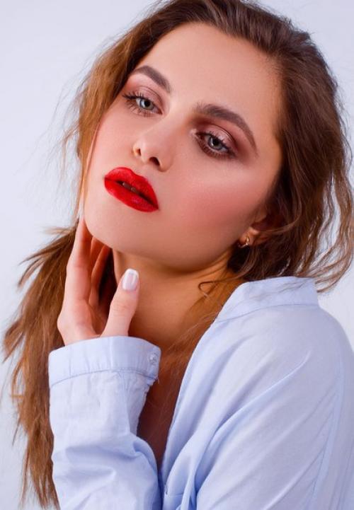Губы красного цвета всегда к себе взгляд приковывают! 02