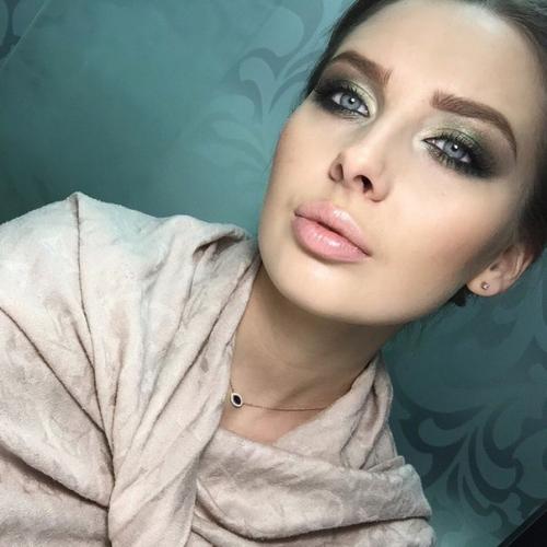 Нашим клиентам знакомо то чувство, когда встаешь с кресла нашего визажиста Алевтины и все будто сговорились: какой взгляд? 01