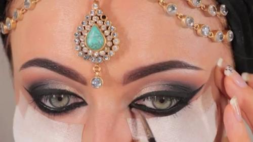 Обычно арабский макияж для карих глаз подходит. 01