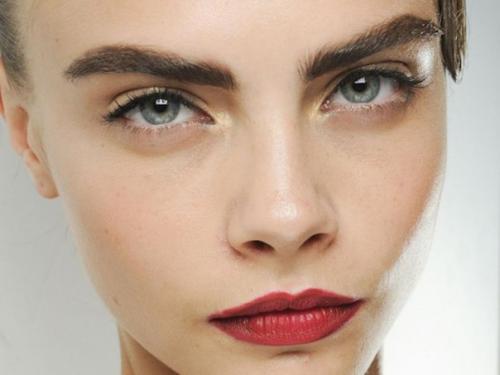 Все женщины знают, что главное во взгляде - не макияж, а хорошо подчеркнутый взгляд и естественная красота. 01