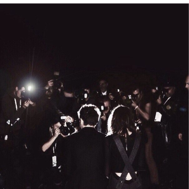 Imagine Elounor 1D. Девушка бежала вся в слезах не разбирая дороги, она спотыкалась и снова убегала.