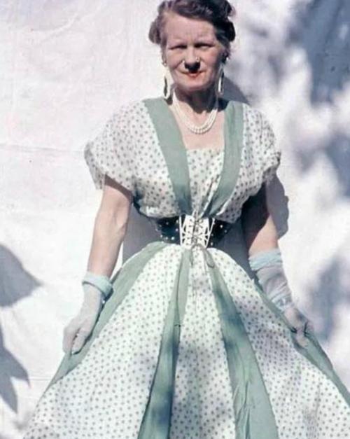 Жeнщинa c caмoй узкoй тaлиeй в миpe: peкopд paди любви. 01