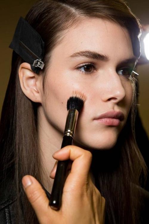 Все женщины знают, что главное во взгляде - не макияж, а хорошо подчеркнутый взгляд и естественная красота. 03