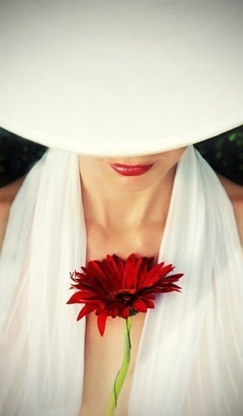 А в эту новую женщину влюблялись все мужчины, никто не мог к ней близко подойти. 02