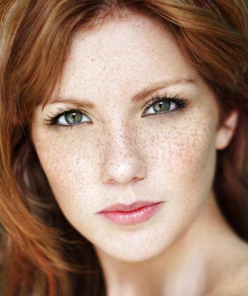 В моду стремительно входит натуральный цвет волос, незаметная на лице косметика и, конечно же, россыпи веснушек. 01