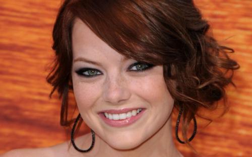 В моду стремительно входит натуральный цвет волос, незаметная на лице косметика и, конечно же, россыпи веснушек. 02