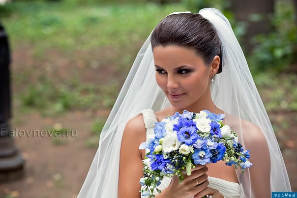 Неповторимый образ невесты создают множество интересных деталей, таких, как свадебное платье, фата или шляпка, свадебный букет и прическа. 04