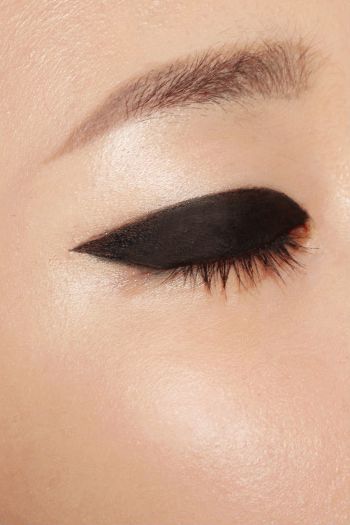 Вот и закончились все возможные и невозможные недели моды в мировых столицах, поэтому уже можно представить какие прически и акценты в ярком макияже ждут нас до самой зимы! 04