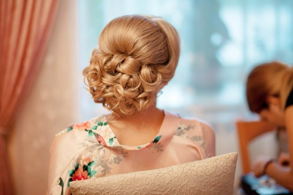 Ирина, добрый день. У вас красивые густые здоровые волосы, из них можно сложить чудесный пучок. 01