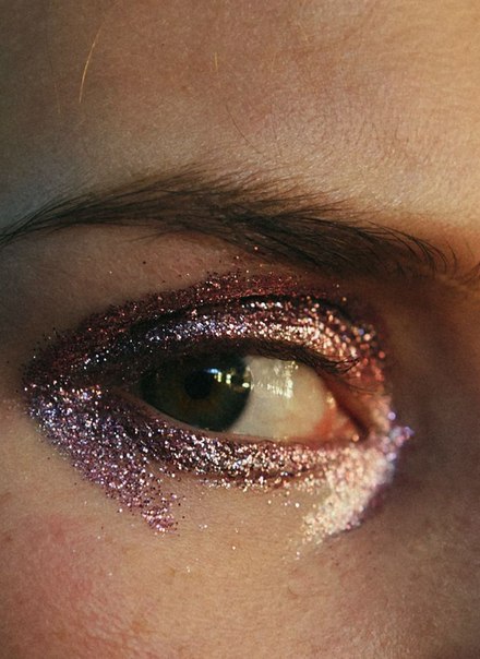 Вот и закончились все возможные и невозможные недели моды в мировых столицах, поэтому уже можно представить какие прически и акценты в ярком макияже ждут нас до самой зимы! 07