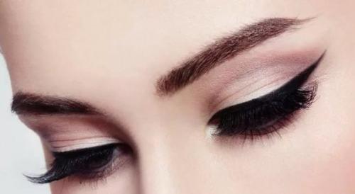 Несколько простых секретов для создания красивых стрелок стойкой подводкой - лайнером для век Пленительный Взгляд. 01