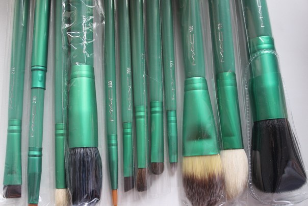 В наличии. 1200. Профессиональный набор кистей в тубусе. 12 кистей в наборе. 01 В наличии. 1200. Профессиональный набор кистей в тубусе. 12 кистей в наборе. 01