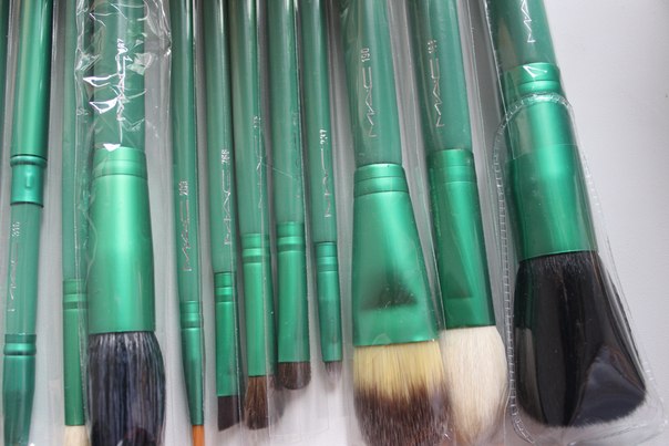 В наличии. 1200. Профессиональный набор кистей в тубусе. 12 кистей в наборе. 03 В наличии. 1200. Профессиональный набор кистей в тубусе. 12 кистей в наборе. 03