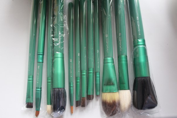 В наличии. 1200. Профессиональный набор кистей в тубусе. 12 кистей в наборе. 05 В наличии. 1200. Профессиональный набор кистей в тубусе. 12 кистей в наборе. 05