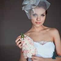 Неповторимый образ невесты создают множество интересных деталей, таких, как свадебное платье, фата или шляпка, свадебный букет и прическа. 07