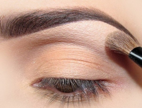 Красивый макияж для карих глаз. Поэтапная инструкция. 01